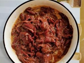 挤干水分放入碗中，加入盐，生抽，生粉抓拌均匀，再放入一个蛋清抓拌均匀，腌制10分钟左右！