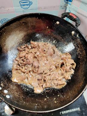 起锅烧油，放入腌制好的牛心爆炒至变色，盛出备用！