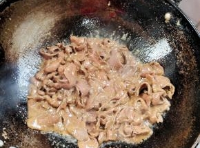 起锅烧油，放入腌制好的牛心爆炒至变色，盛出备用！