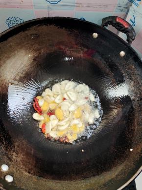 再次起锅烧油，放入蒜瓣，生姜，花椒，干辣椒爆香！