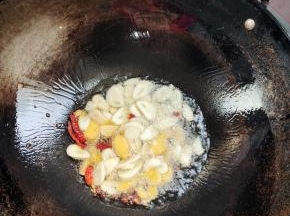 再次起锅烧油，放入蒜瓣，生姜，花椒，干辣椒爆香！