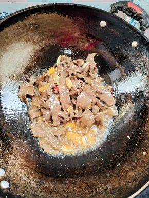 倒入牛心快速翻炒片刻！