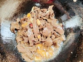 倒入牛心快速翻炒片刻！