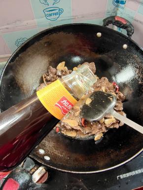 放入一勺蚝油翻炒均匀！