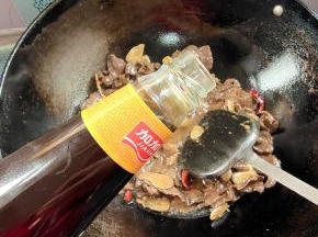 放入一勺蚝油翻炒均匀！