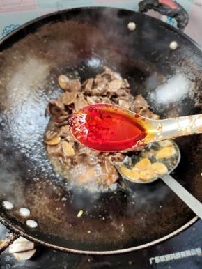 再放入一勺辣椒油！喜欢吃辣的朋友可以再多放一点儿！
