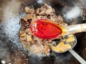 再放入一勺辣椒油！喜欢吃辣的朋友可以再多放一点儿！