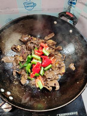 放入青椒和红辣椒翻炒均匀！