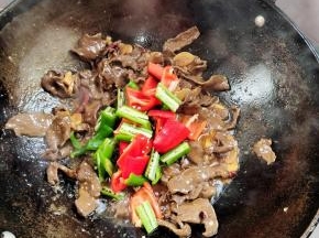 放入青椒和红辣椒翻炒均匀！