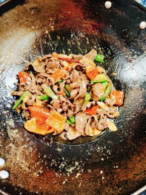 起锅前放入适量的鸡精调味即可！