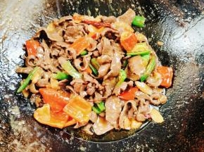 起锅前放入适量的鸡精调味即可！