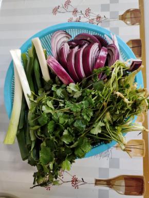 蒜瓣剥皮，洋葱切成小块，大葱，香菜洗净备用！