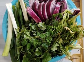 蒜瓣剥皮，洋葱切成小块，大葱，香菜洗净备用！