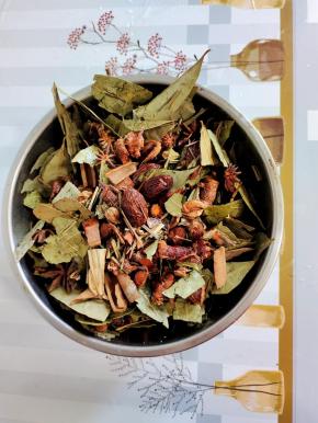 准备卤料包:
香叶，桂皮，草果，八角，豆蔻，良姜，丁香，香茅草，白芷，加适量的白酒浸泡一会儿！这些香料总共一起有40元钱，刚好一斤！(我们这里混合在一起购买40元一斤，比单独购买划算点！)