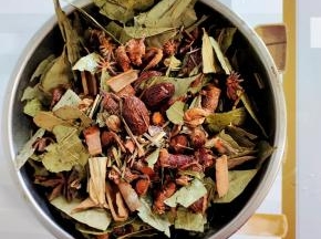 准备卤料包:
香叶，桂皮，草果，八角，豆蔻，良姜，丁香，香茅草，白芷，加适量的白酒浸泡一会儿！这些香料总共一起有40元钱，刚好一斤！(我们这里混合在一起购买40元一斤，比单独购买划算点！)