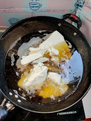 把牛油倒进铁锅里面加热融化！