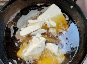 把牛油倒进铁锅里面加热融化！