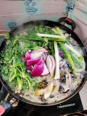 融化后加入蒜瓣，大葱，洋葱，香菜开大火煸炒出香味！