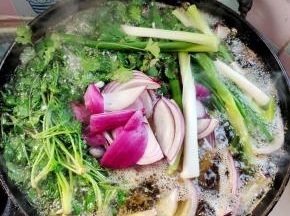 融化后加入蒜瓣，大葱，洋葱，香菜开大火煸炒出香味！