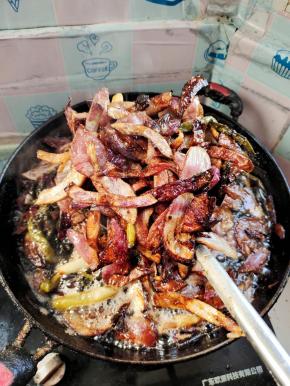 炸干后，捞出来！所有的香味就融入到油里面！这个就是香料油！