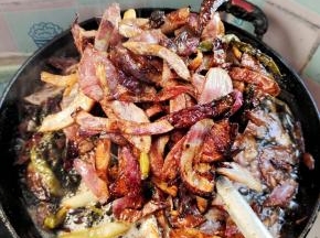 炸干后，捞出来！所有的香味就融入到油里面！这个就是香料油！