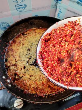 加入用开水泡软的粗辣椒面！