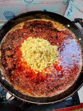 再加入搅打好的生姜末翻炒均匀！