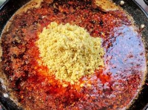 再加入搅打好的生姜末翻炒均匀！