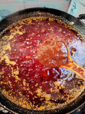 接着再加入3斤郫县豆瓣酱！