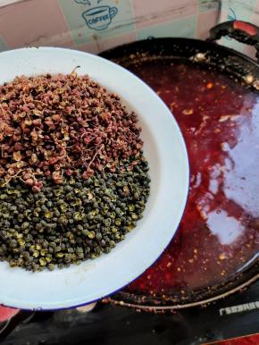加入1斤青红花椒！喜欢吃麻味的话可以再多加一点！