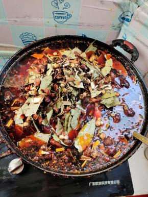 加入泡好的卤料包，翻炒均匀！