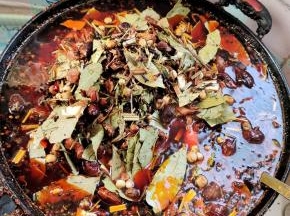 加入泡好的卤料包，翻炒均匀！