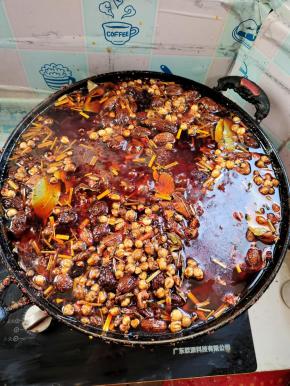 倒入一大罐啤酒增香，一大把冰糖中和一下味道！翻炒均匀！