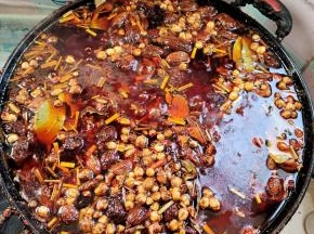 倒入一大罐啤酒增香，一大把冰糖中和一下味道！翻炒均匀！