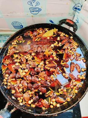 开小火，慢熬40分钟，边熬边搅拌，以免锅底糊了！