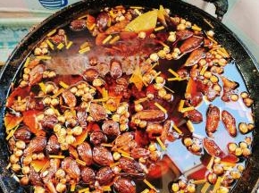 开小火，慢熬40分钟，边熬边搅拌，以免锅底糊了！