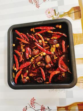 表面放一点干辣椒点缀！