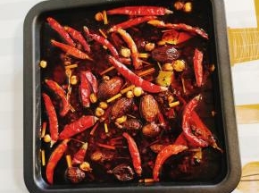 表面放一点干辣椒点缀！