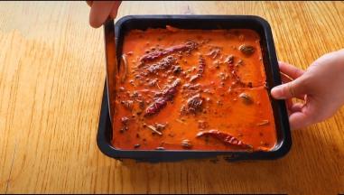 完全凝固后用刀掰一下边缘，倒扣脱盘！！