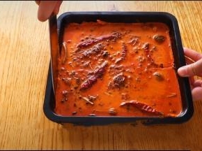 完全凝固后用刀掰一下边缘，倒扣脱盘！！