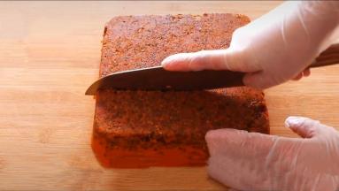 切成小块，装在密封袋里保存！(如果有盖子也可以直接装在容器里密封保存！)