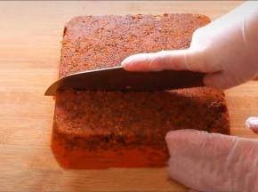 切成小块，装在密封袋里保存！(如果有盖子也可以直接装在容器里密封保存！)