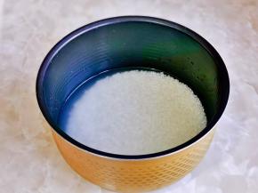 首先将大米淘干净煮饭。