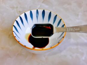 蒲烧汁：一勺红烧酱油。