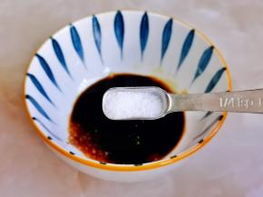 按个人口味加入盐。