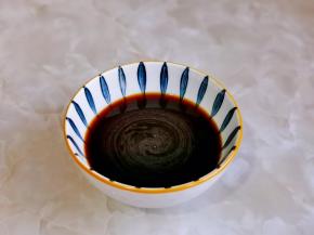 加入半碗纯净水搅拌均匀，这样蒲烧汁做好了。