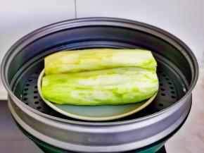 茄子去皮隔水蒸软。