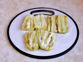 蒸软的茄子对半切开，中间划两刀。