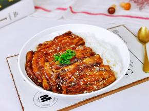 米饭装盘，再放上茄子，撒上葱丝。