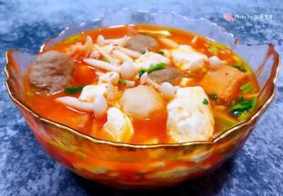 酸辣可口的白玉菇辣白菜豆腐丸子汤盛入容器中就大功告成啦